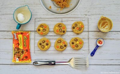 Cookies cooling on rack