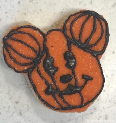 Mickey Mouse Pumpkin Head Icing Steps (10)