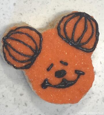 Mickey Mouse Pumpkin Head Icing Steps (5)