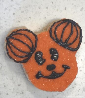 Mickey Mouse Pumpkin Head Icing Steps (7)