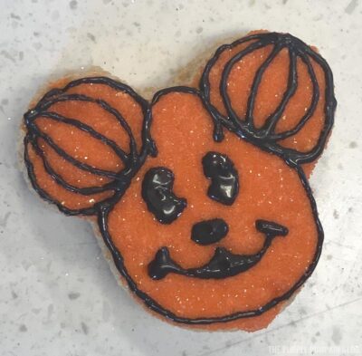Mickey Mouse Pumpkin Head Icing Steps (8)