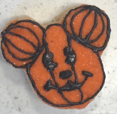 Mickey Mouse Pumpkin Head Icing Steps (9)