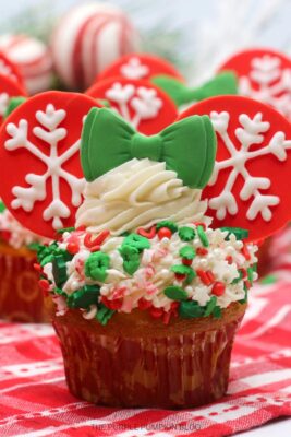Minnie Mouse Winter Snowflake Cupcakes