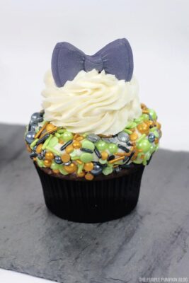 Adding the fondant bow