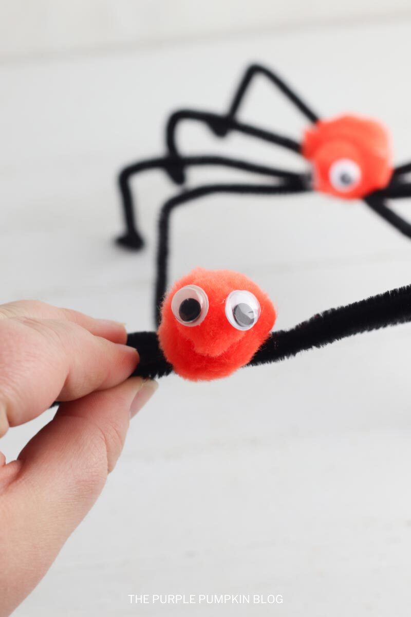 How to Make Pipe Cleaner Spiders for Halloween