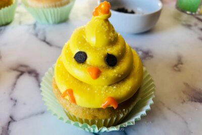 Chick Details Piped onto Frosting