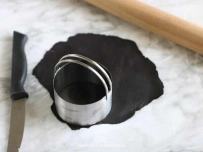 Cutting Fondant with Cookie Cutter