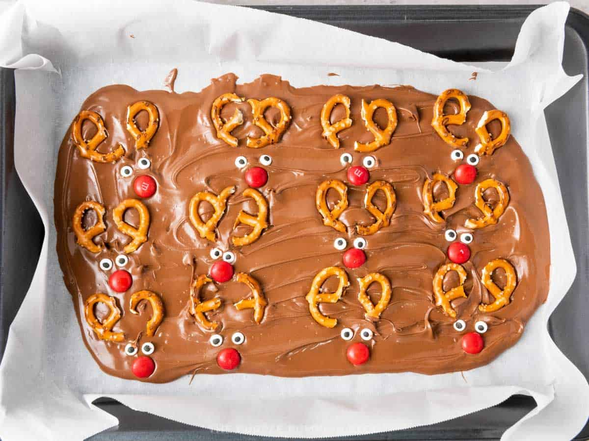 No-Bake Rudolph the Rednosed Reindeer Chocolate Bark!
